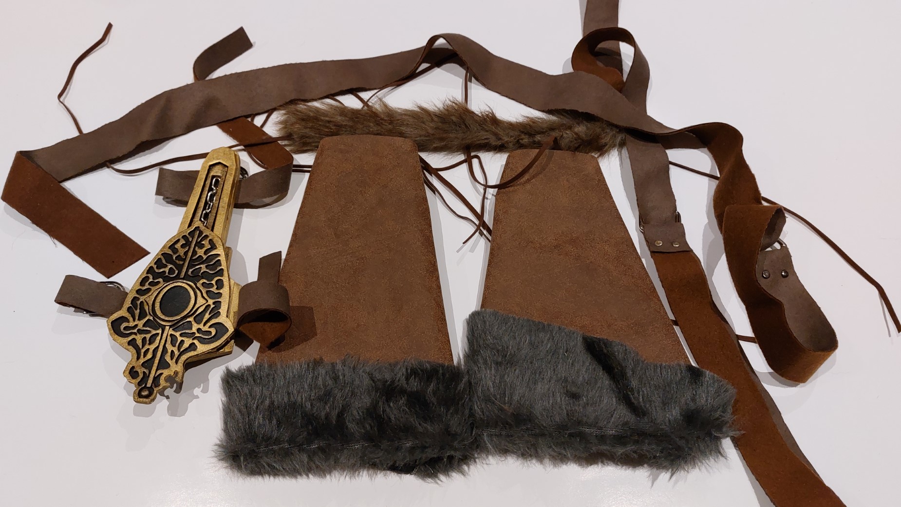 Eivor's Bracer and hidden blade pieces