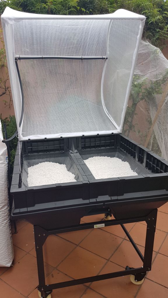 Reservoir filled with perlite