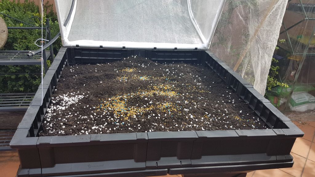 Fertiliser mixed under the final layer